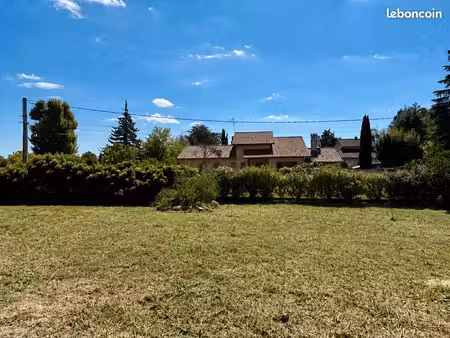 terrain constructible 700 m² libre constructeur – pusignan le haut – calme  centre à pied 