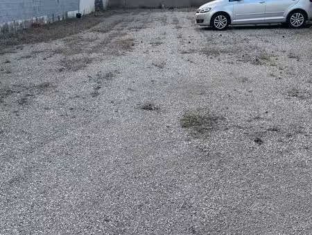 parking non couvert fermé