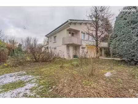 maison très lumineuse avec jardin arboré