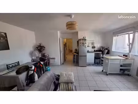 appartement non meublé  deux pièces  avec garage