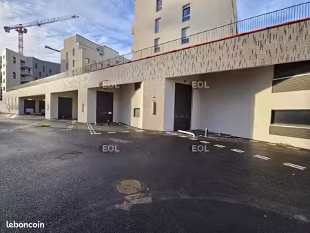 local logistique 4 092 m²