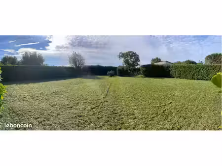 terrain constructible de 858m²