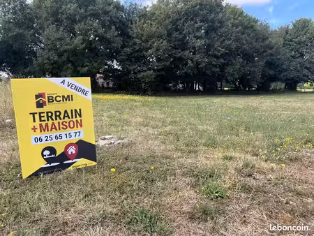 terrain à bâtir de 901 m2 au prix de 19800 à ruffec (16)