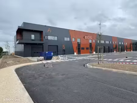 local d'activité 900 m²