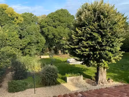 maison de ville en pierre entièrement rénovée avec très grand jardin