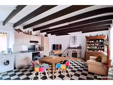 belle maison de caractère en pierres (18ème siècle) exposée plein sud