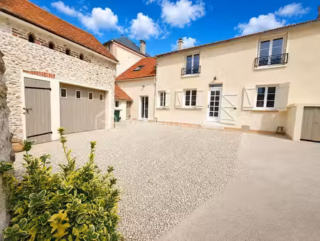 je vous invite a découvrir cette magnifique maison en pierre de 5 pièces entièrement rénov