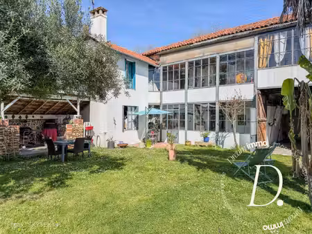 superbe maison de ville avec grand garage  dépendance et magnif