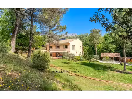 domaine à vendre à rousset à 15 minutes d'aix-en-provence - 8 000 m² - plusieurs logements