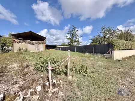 bâtiments de stockage avec terrain au coeur d'un village