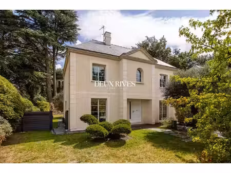 magnifique demeure de 200m2 dans les arbres en plein coeur du pe