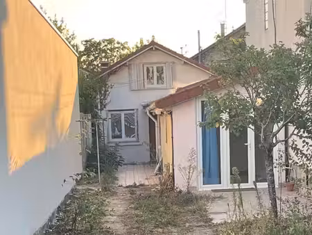 maison à rénover en fond de parcelle de 239m² de terrain. idéalement située à moins de 10 