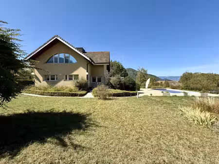 maison individuelle de 222 m2 sur un terrain clos et paysagé
