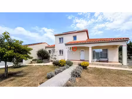 villa traditionnelle avec 4 chambres et grand terrain