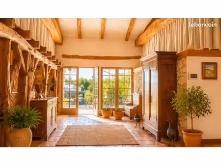 maison en pierre avec piscine sur 8 000 m² de terrain
