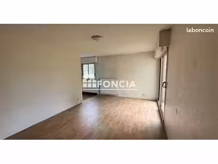 studio de 31 m2 libre avec place de parking