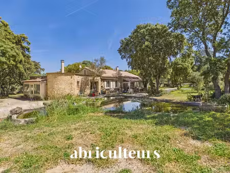 maison familiales en pierre dans un jardin arboré de 254 m² en vente à grans (13250)