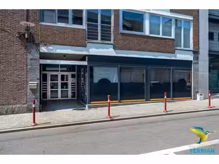 superbe rez commercial idéalement situé dans le centre