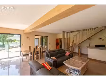 belle villa de 238 m2 sur 3000 m2 de terrain arboré avec possibilité de division parcellai