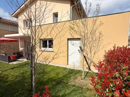 maison récente avec jardin et garage