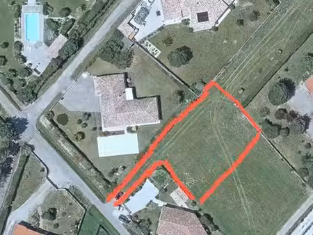 terrain 1 045 m² – muret