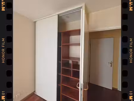 appartement meublé dans un immeuble récent avec une place de parking