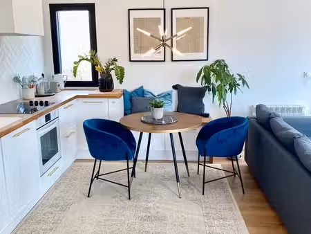 bel appartement meublé avec pompe à chaleur – 2 balcons  2 stationnements