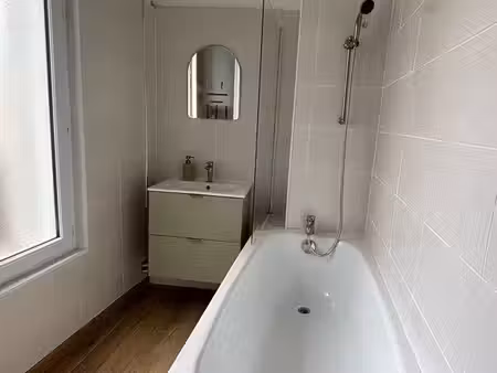 t2 51 m² rénové avec cave - séjour de 20 m² - centre melun