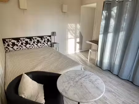studio meublé avec terrasse et parking sécurisé
