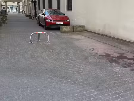 place de parking  rue des magasins