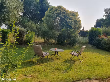 t3 70 m2 avec jardin privatif de 167 m2 sans vis-à-vis garage-piscine- proche de la base d