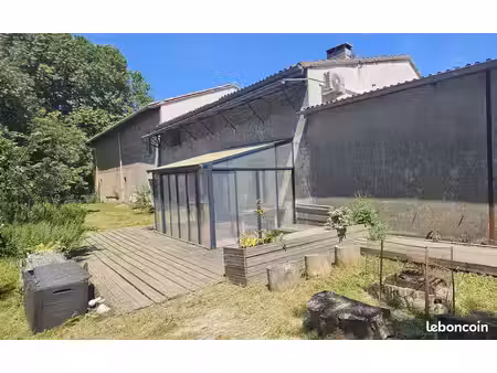 maison et appartement attenant et dépendances