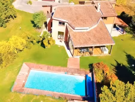 villa 250m². 8 pièces. garage 50m². véranda. piscine. jardin 2700 m². vue pyrénées