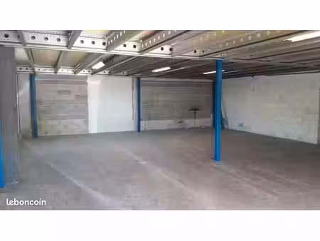 entrepôt et bureaux de 216m²