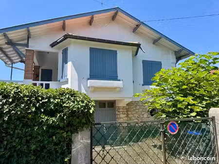 villa au betey  60 m de la plage et 50 m du petit port  114 m2 habitables  trois chambres 
