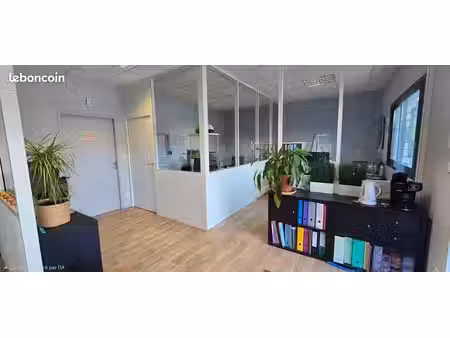 bureau et entrepôt