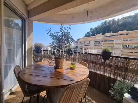 en exclusivité splendide quatre pièces traversant  entièrement rénové avec terrasse et gar
