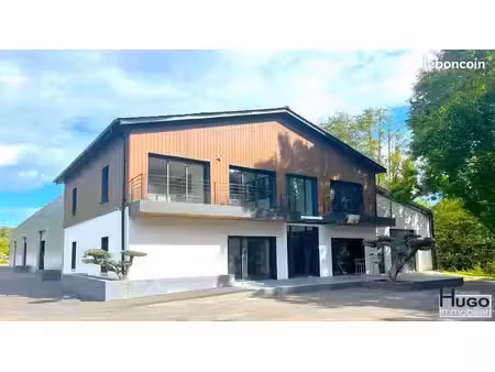 local 14200 m² le tourne