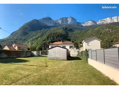 terrain 600m2 noyarey cloturé  plat calme belle vue