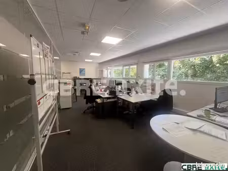 bureaux 109 m² saint-jean-de-soudain