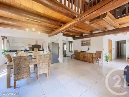 propriété 6 pièces 210 m²