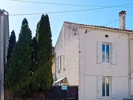à coté commodités maison avec jardin et place de parking
