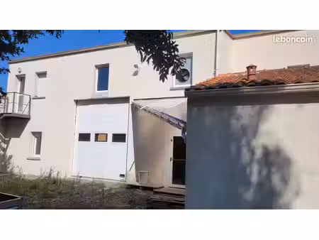 local commercial 197m2 + préau 36m2 + espace bureaux 80m2 à louer à bouguenais