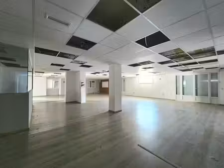 location commerce le luc 83340 267m²