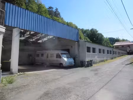 une affaire à ne pas manquer : deux grands batiments de stockage  deux appartements plus u