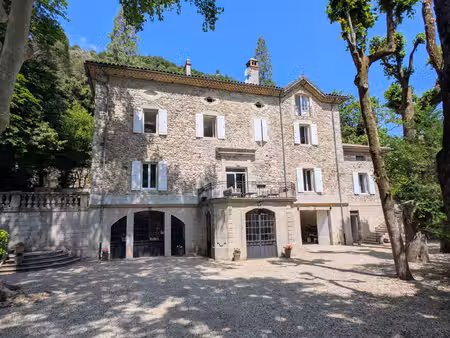 maison bourgeoise renovée avec de belles prestations sur la commune de vals les bains