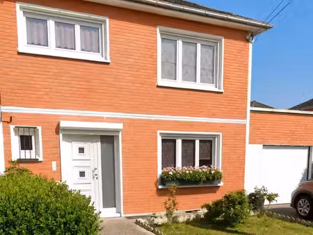 maison de lotissement jumelée d' une superficie de 100² sur une parcelle de 305m² expositi