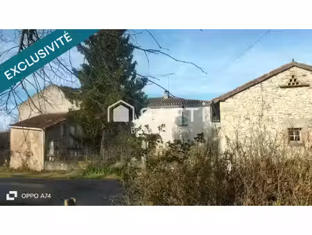 ancienne ferme en pierre et ses nombreuses dépendances en état