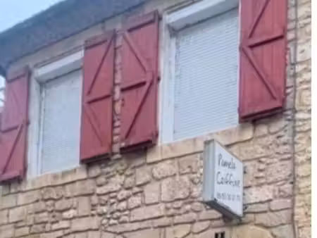 immeuble en pierre au coeur de la commune du bugue