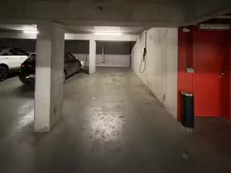 double emplacement de parking idéalement situé à la coupure